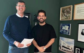 Marco Backermann und Julian Egerer freuen sich über den geschlossenen Mietvertrag.