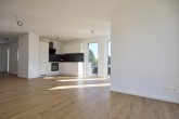 Offener Küchenbereich - Traumhaft Wohnen in begehrter Lage: Individuelle 3-Zi.-Neubau-Wohnung mit zwei Dachterrassen