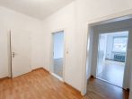 Flur - Wohnen mitten im Zentrum: Gut geschnittene 2-Zi.-Wohnung mit Balkon