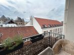 Aussicht Balkon - Wohnen mitten im Zentrum: Gut geschnittene 2-Zi.-Wohnung mit Balkon