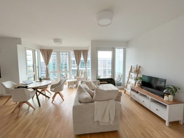 Hochwertig Wohnen mit maritimen Flair: Moderne 2-Zi.-Wohnung mit zwei Balkonen und Wasserblick, 27568 Bremerhaven, Etagenwohnung